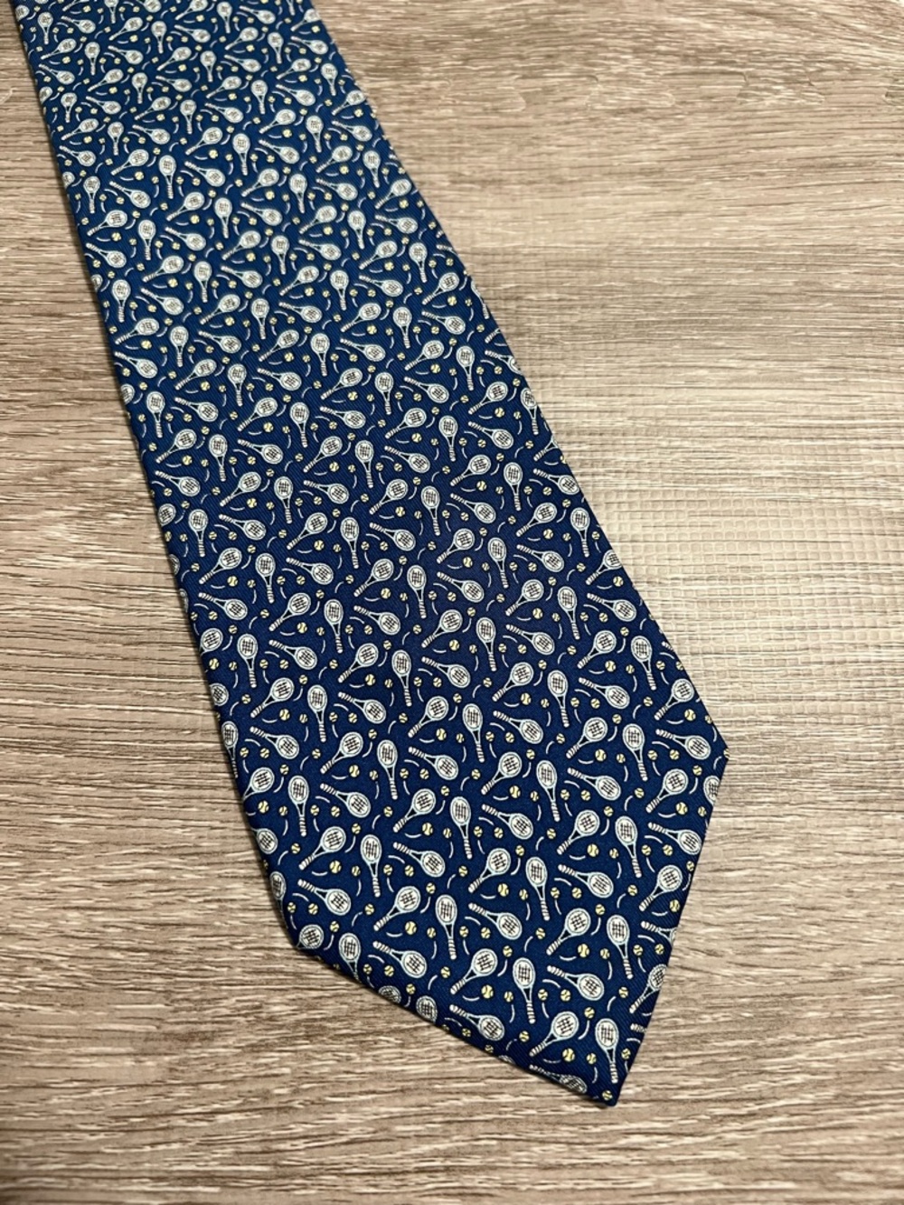 Vineyard Vines Tennis Racket Print Men's neck tie
